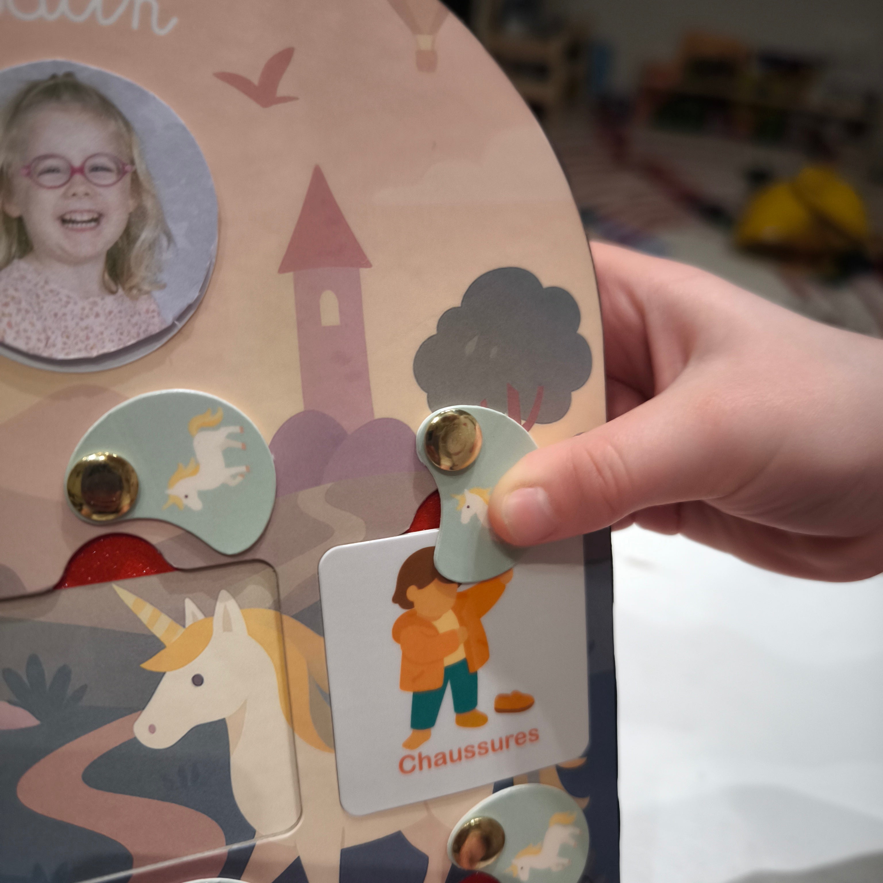 enfant validant une étape de routine visuelle